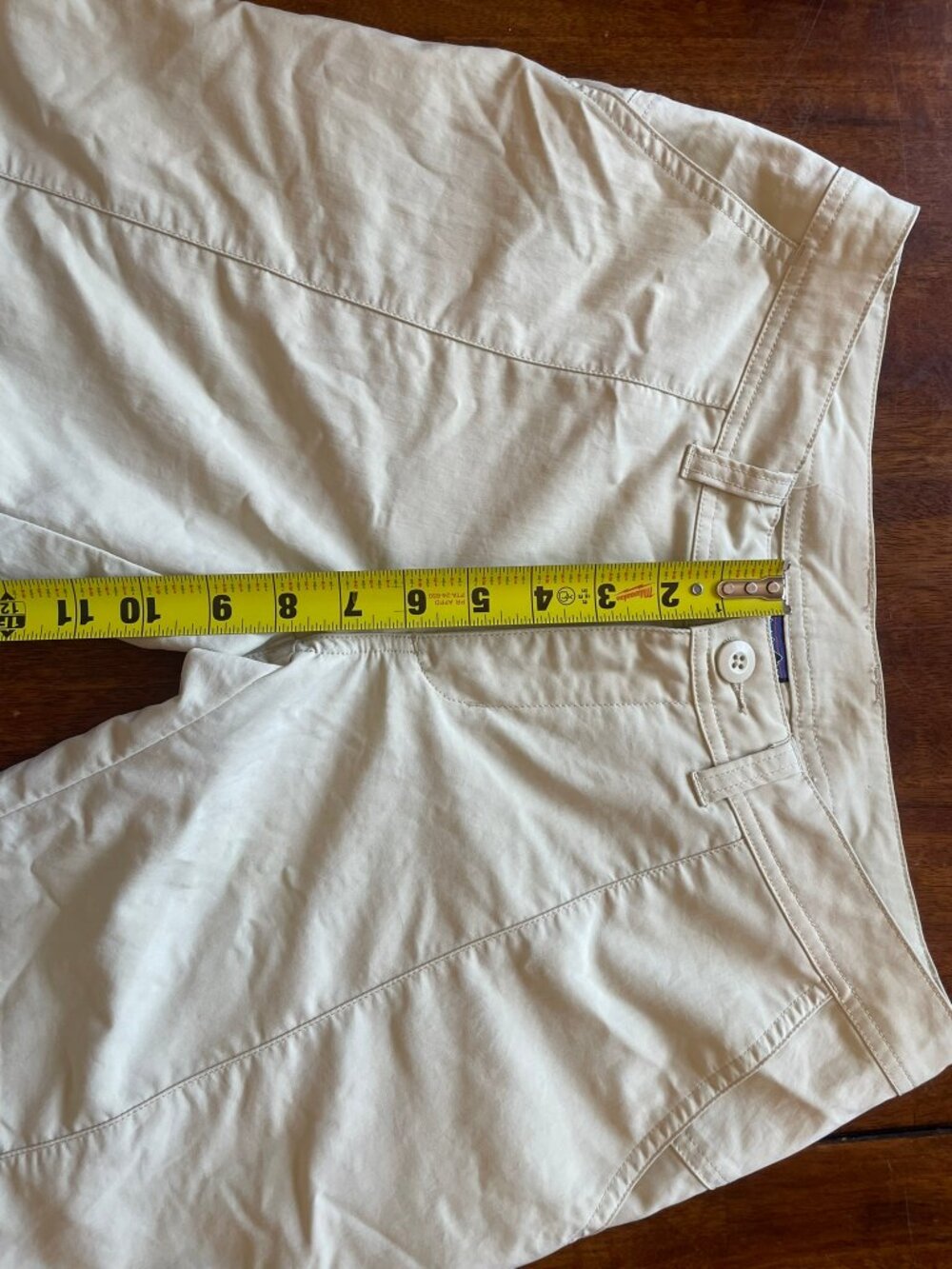 Patagonia women's khaki Bermuda-style shorts, size 6, nylon/polyester - Picture 5 of 6